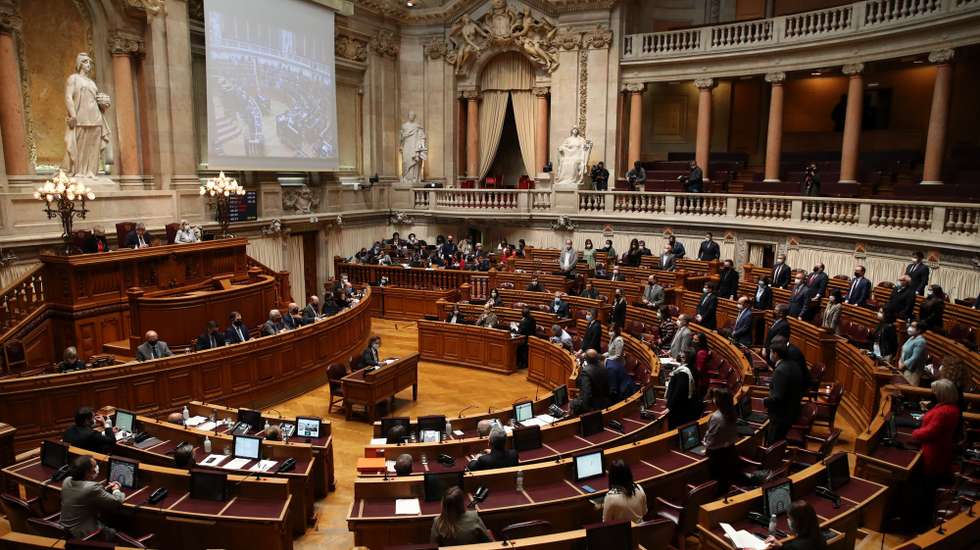 Deputados do Partido Socialista (PS) votam a favor do Orçamento do Estado 2021 (OE2021), na Assembleia da República, em Lisboa, 26 de novembro de 2020. O parlamento aprovou hoje a proposta bloquista de alteração ao Orçamento do Estado que anula a transferência de 476 milhões de euros do Fundo da Resolução destinada ao Novo Banco, com votos favoráveis do PSD, BE, PCP e PAN. MANUEL DE ALMEIDA/LUSA