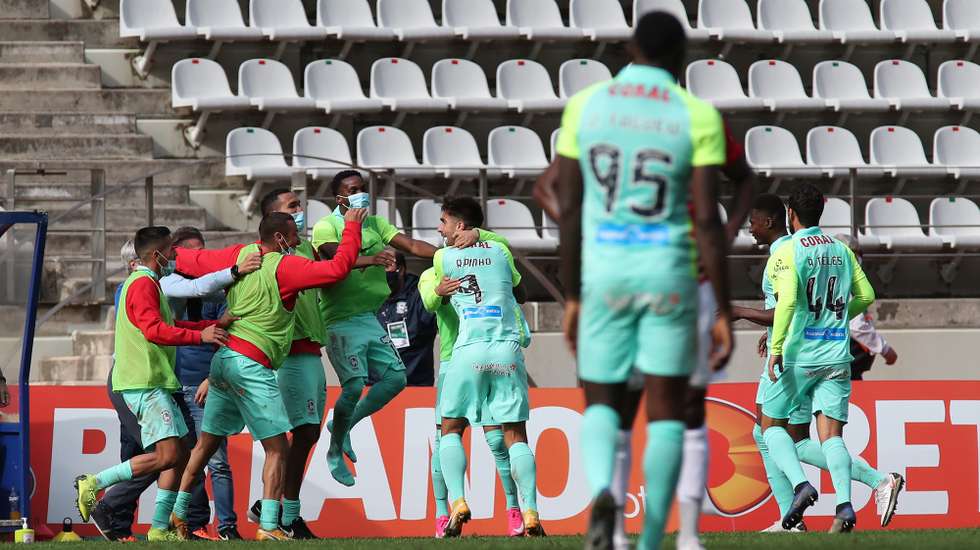 Os jogadores do Marítimo festejam o golo marcado frente ao Salgueiros durante o jogo da 4ª eliminatória da Taça de Portugal de Futebol  realizado no Estádio do Centro Desportivo da Madeira, na Ribeira Brava, 23 de dezembro de 2020. HOMEM DE GOUVEIA/LUSA