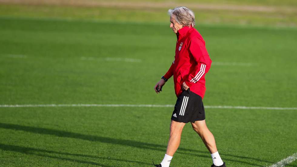 O treinador do Benfica, Jorge Jesus, durante o treino da sua equipa, no Complexo Desportivo da Gafanha da Nazaré, Aveiro, 22 de dezembro 2020. O Benfica defronta o FC Porto amanhã dia 23 de dezembro na Supertaça Cândido de Oliveira. JOSÉ COELHO/LUSA