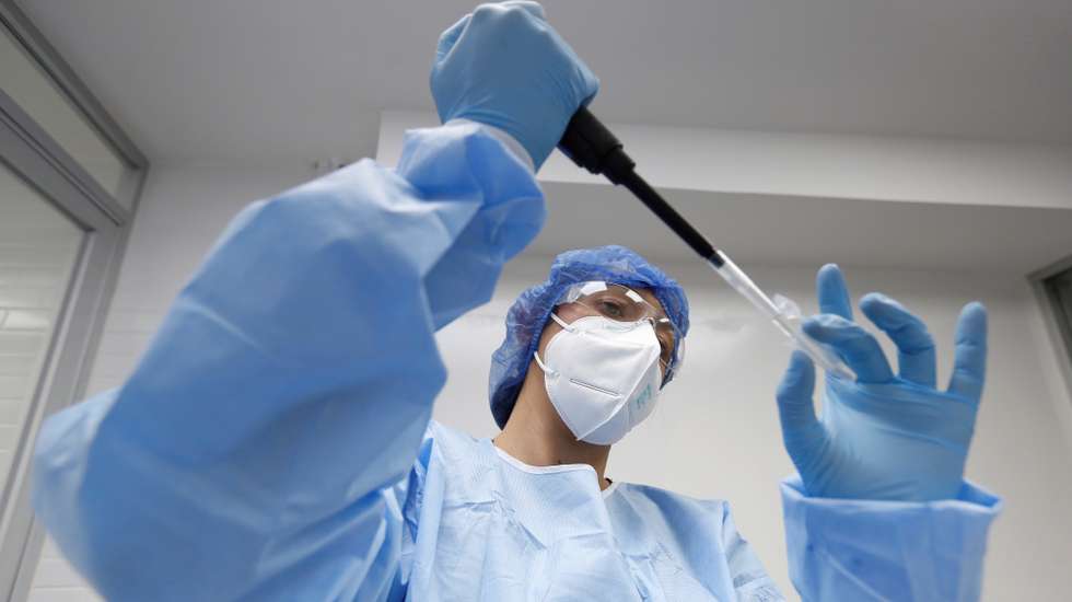 epaselect epa08986946 Researchers work with samples of Covid-19, in the Laboratory of Diagnosis in Emerging and Reemerging Diseases (LaDEER) of the University of Guadalajara (UDG), state of Jalisco, Mexico, 03 February 2021 (Issued 04 February 2021). Mexican authorities and scientists are investigating a possible new strain of the coronavirus that causes covid-19 that would have been born in the western state of Jalisco and that would be added to other mutations that have arisen in the United Kingdom, Brazil or South Africa. Researchers from the Laboratory for the Diagnosis of Emerging and Reemerging Diseases (LaDEER) of the University of Guadalajara announced this week that they found a variation of the SARS-CoV-2 coronavirus in the samples of four infected people.  EPA/Francisco Guasco