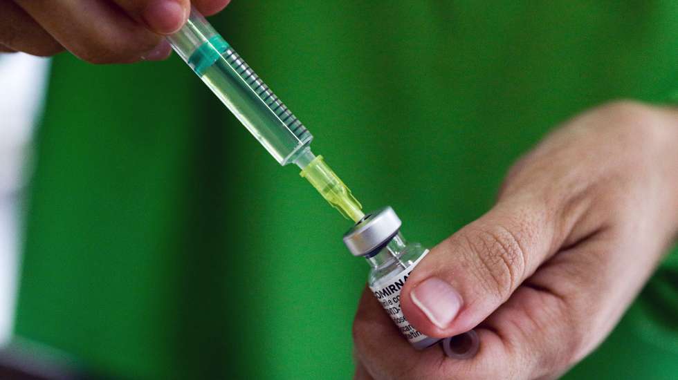 Uma enfermeira prepara uma vacina contra a covid-19 no Centro de Saúde de Alcoutim, um dos concelhos mais envelhecidos da Europa, Alcoutim, 26 de fevereiro de 2021. (ACOMPANHA TEXTO) LUÍS FORRA/LUSA