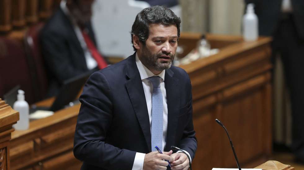 O deputado do CHEGA, André Ventura, intervém durante o primeiro debate bimestral com a presença do chefe do Governo, na Assembleia da República, em Lisboa, 12 de maio de 2021. MIGUEL A. LOPES/LUSA
