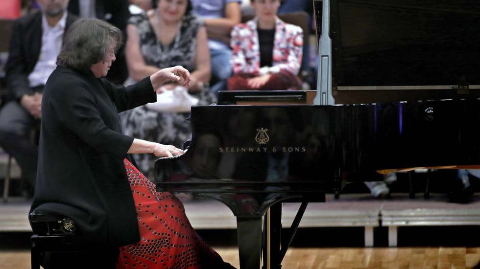 epa04917550 Russian pianist and teacher Elisabeth Leonskaja performs a recital named 'In Memoriam of Sviatoslav Richter', on the stage of Romanian Athenaeum concert hall during the George Enescu International Festival in Bucharest, Romania, 06 September 2015. Considered by the critics as 'The last great Lady of the Soviet School', Leonskaja was awarded in 2006 with the Austrian Cross of Honour, 1-st Class, for  Science and Art, the highest award of its kind in Austria. The George Enescu Festival, held since 1958 every two years, is the biggest classical music festival held in Romania, in honor of famous Romanian composer and violinist George Enescu.  EPA/ROBERT GHEMENT