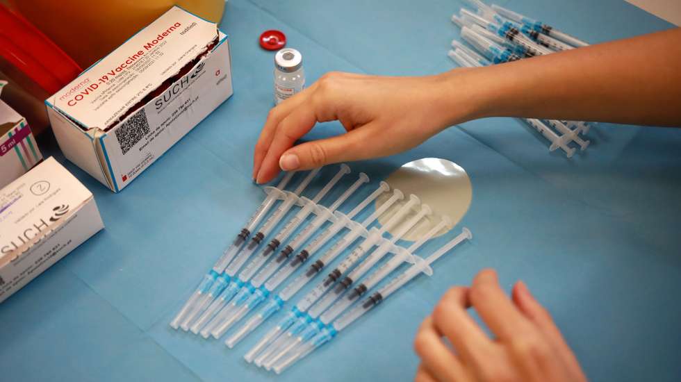 Uma profissional de saúde prepara vacinas para serem administradas no Centro de Vacinação do ACES Porto Ocidental Regimento de Transmissões do Porto, no Porto, 12 de agosto de 2021. O vice-almirante Henrique de Gouveia e Melo, termina uma visita de trabalho de dois dias à Região de Saúde do Norte do país. ESTELA SILVA/LUSA