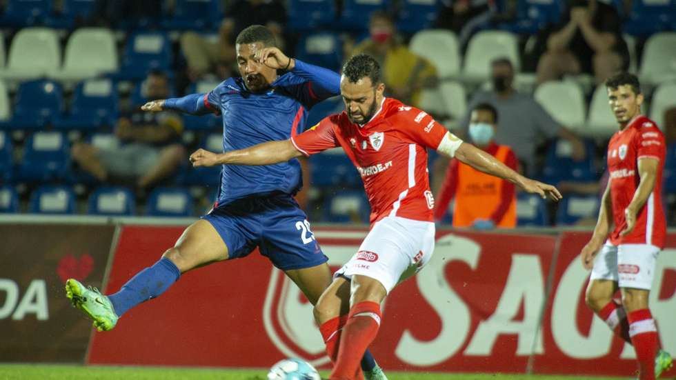 Andreson Carvalho (D) do Santa Clara disputa a bola com Lino do Gil Vicente durante o jogo da Primeira Liga de Futebol, disputado no Estádio de São Miguel em Ponta Delgada, 29 de Agosto de 2021. EDUARDO COSTA/LUSA
