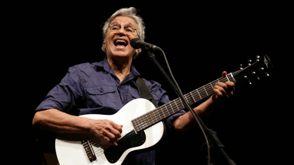 Aos 79 anos, a vitalidade criativa de Caetano Veloso não dá sinais de abrandar: o novo disco chama-se "O Meu Coco" e saiu em outubro