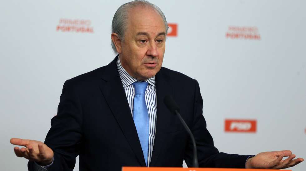O presidente do Partido Social Democrata (PSD), Rui Rio, fala aos jornalistas, após a reunião por videoconferência com o Presidente da República, Marcelo Rebelo de Sousa (ausente na fotografia), na sede nacional do PSD, em Lisboa, 24 de fevereiro de 2021. MANUEL DE ALMEIDA/LUSA