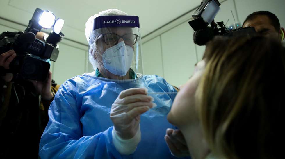 Uma moradora faz um teste rápido antigénico na Farmácia Marvila, no âmbito do plano de testagem em massa gratuito, promovido pela CML, destinado aos residentes das freguesias do concelho com mais de 120 casos de covid-19 por 100 mil habitantes, em Lisboa, 31 de março de 2021. As dez freguesias inicialmente abrangidas pelo plano municipal de testagem são Ajuda, Alvalade, Arroios, Estrela, Marvila, Olivais, São Vicente, Santa Clara, Santa Maria Maior e Santo António. MANUEL DE ALMEIDA/LUSA