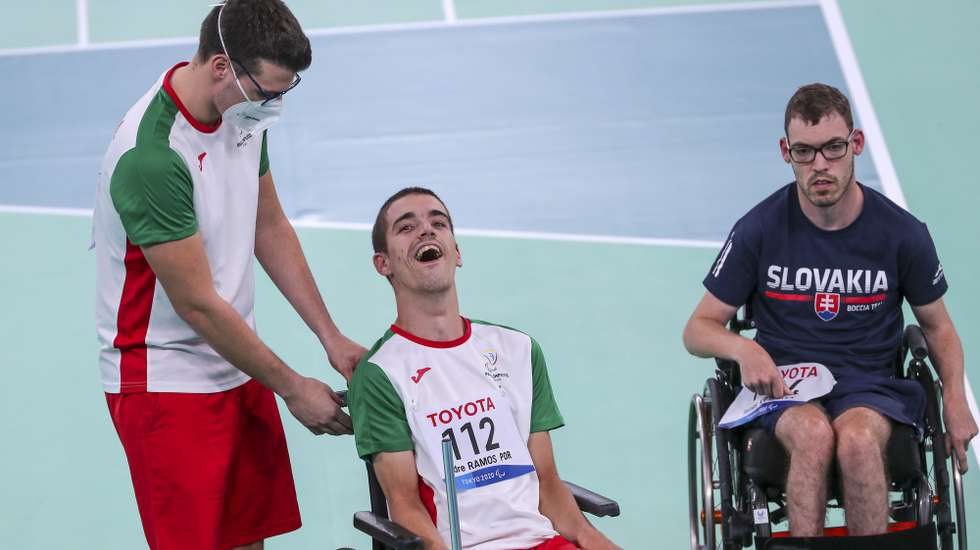 O atleta português, André Ramos (C) reage após vencer o atleta da Eslováquia, Tomas Kral (D) no jogo de boccia individual BC1, esta tarde no Centro de Ginástica de Ariake em Tóquio nos jogos Paralímpicos de Toquio 2020, Japão, 29 de agosto de 2021. MIGUEL A. LOPES/LUSA