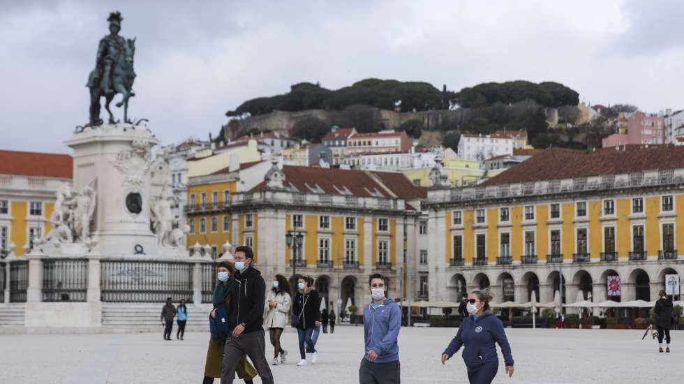 Pessoas passeiam no Terreiro do Paço em Lisboa, durante período com medidas de restrição impostas pelo novo confinamento, na sequência da pandemia de Covid-19, 30 de janeiro de 2021. MIGUEL A. LOPES/LUSA