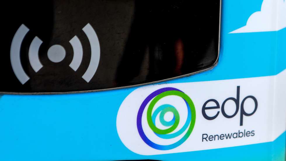 Logótipo da A EDP Renováveis (EDPR), no primeiro parque misto de produção de energias renováveis, que combina aerogeradores com painéis solares, Santo Estêvão, Sabugal, 12 de janeiro de 2023. A EDP Renováveis (EDPR) anunciou hoje a ligação à rede do seu primeiro projeto híbrido a nível global e o primeiro da Península Ibérica, no Sabugal, que combina produção de energia eólica e solar num único local. MIGUEL PEREIRA DA SILVA/LUSA