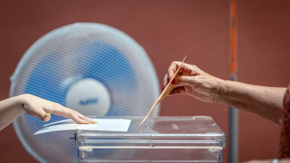 epaselect epa10763956 A woman casts her ballot during the general election at a polling station in Toledo, Spain, 23 July 2023. Spanish voters head to polling stations on 23 July to vote for the lower and the upper house of the country's parliament.  EPA/ANGELES VISDOMINE