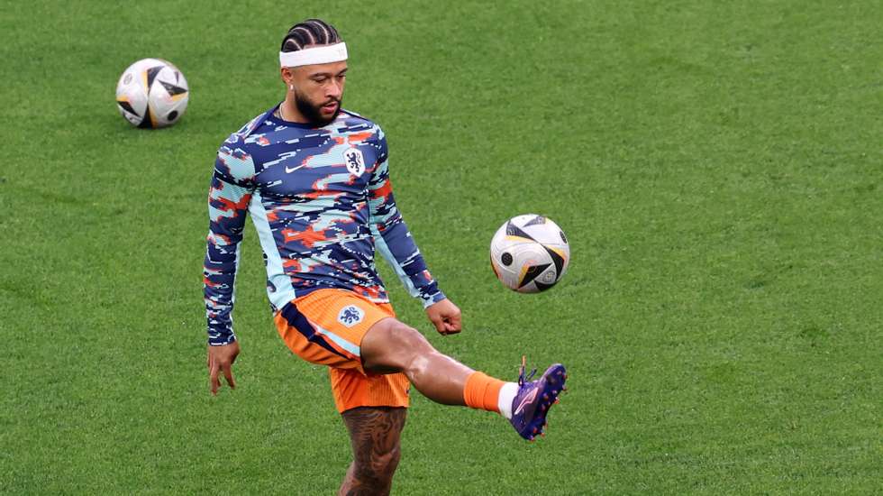 epa11470826 Memphis Depay of the Netherlands warms up prior to the UEFA EURO 2024 semi-finals soccer match between the Netherlands and England, in Dortmund, Germany, 10 July 2024.  EPA/MOHAMED MESSARA