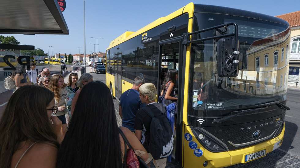 Utentes da Carris Metropolitana apanham um autocarro no interface de transportes da Praça do Brasil, Setúbal, 18 de julho de 2023. A entidade gestora Transportes Metropolitanos de Lisboa (TML) diz que houve uma “melhoria do serviço” da Carris Metropolitana na Península de Setúbal, avaliação também feita pelos utentes, que apontam, no entanto, situações de incumprimento de horários. (ACOMPANHA TEXTO DE 20-07-2023) RUI MINDERICO/LUSA
