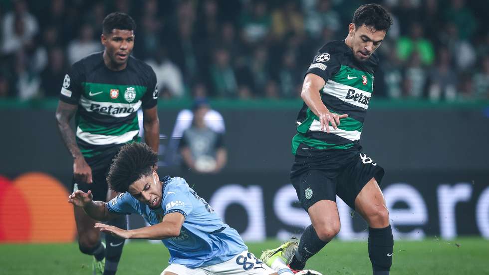 epa11703931 Sporting CP player Pedro Goncalves (R) in action against Manchester City player Rico Lewis (L) during the UEFA Champions League soccer match between Sporting CP and Manchester City in Lisbon, Portugal, 05 November 2024.  EPA/RODRIGO ANTUNES