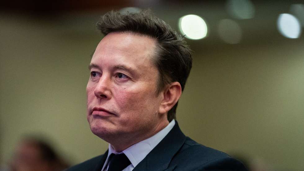epa11718840 Elon Musk listens as US President-elect Donald Trump speaks during a meeting with House Republicans at the Hyatt Regency hotel in Washington, DC, USA, 13 November 2024.  EPA/ALLISON ROBBERT / POOL