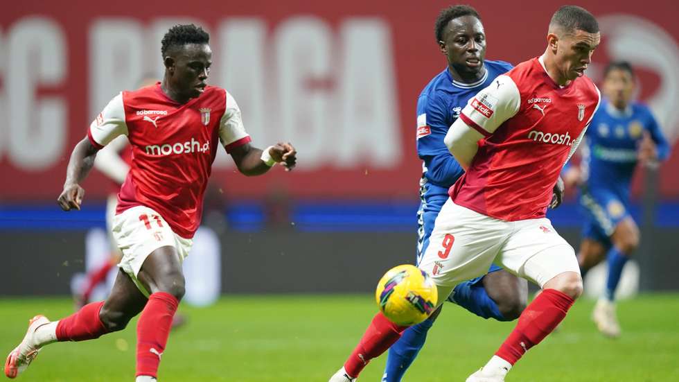 El Ouazzani do SC Braga disputa a bola com Appiah do Nacional da Madeira durante o jogo da 23ª jornada a contar para a primeira liga de futebol realizado no Estádio Municipal de Braga, 21 Fevereiro  2025.HUGO DELGADO/LUSA
