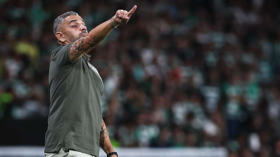 epa12338248 Sporting head coach Rui Borges gestures during the Portuguese First League soccer match between Sporting CP and FC Porto, in Lisbon, Portugal, 30 August 2025.  EPA/RODRIGO ANTUNES