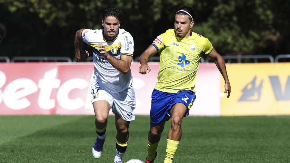 O jogador do Arouca, Djouahra (D), disputa a bola com o jogador do Famalicão, Barbero (E), durante o jogo da I Liga de Futebol, realizado no Estádio Municipal de Arouca, 5 de outubro de 2025. PAULO NOVAIS/LUSA