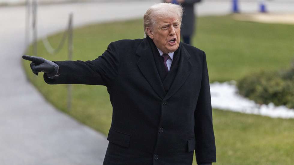 epa12599637 US President Donald J. Trump comments to the news media after stepping off Marine One on the South Lawn of the White House in Washington, DC, USA, 17 December 2025. President Trump traveled to Dover, Delaware to participate in a Dignified Transfer Ceremony as the remains of US troops return to the US.  EPA/SHAWN THEW