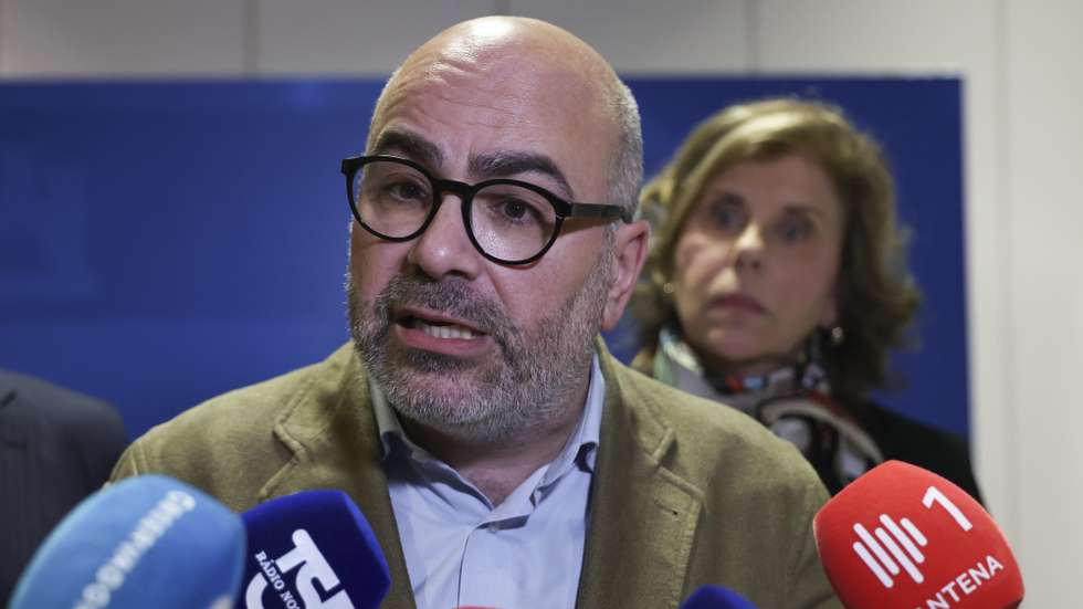 O ministro das Infraestruturas e Habitação, Miguel Pinto Luz, fala aos jornalistas  após uma reunião no âmbito do trabalho de acompanhamento e monitorização dos efeitos da tempestade com diversas entidades, em Lisboa, 9 de fevereiro de 2026. ANTÓNIO COTRIM/LUSA