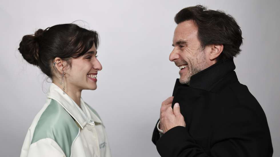 O realizador Mário Patrocínio e a atriz Mariana Cardoso , posam para a foto durante uma entrevista à agencia Lusa, sobre a longa-metragem “Maria Vitória”, que se estreia em março nos cinemas, em Lisboa, 10 de fevereiro de 2026. (ACOMPANHA TEXTO DO DIA 01 DE MARÇO DE 2026). ANTÓNIO COTRIM/LUSA