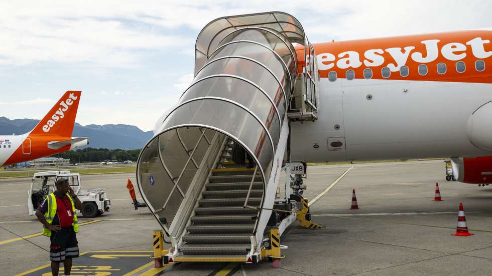 epa13105267 An Airbus A320 commercial airplane of EasyJet is seen after landing at Geneva Airport, Switzerland, 11 July 2026. A bidding war for Europe's low-cost carrier, easyJet, has been ongoing between US-based investment firms Castlelake and Apollo Global Management, with the latter having proposed the better offer.  EPA/ALESSANDRO DELLA VALLE