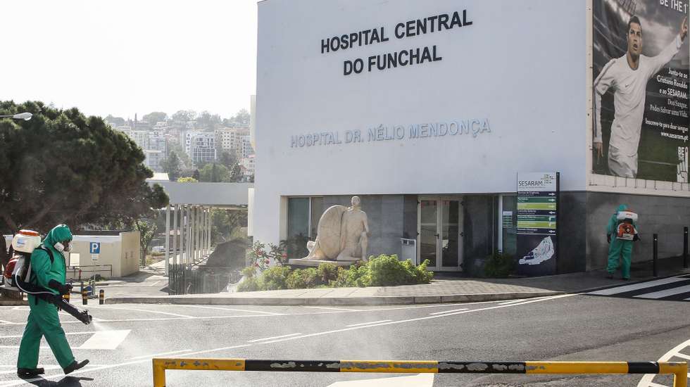 Trabalhos de desinfeção no exterior do Hospital Dr. Nélio Mendonça (Hospital do Funchal), devido à pandemia do covid-19, no Funchal, 6 de abril de 2020. Em Portugal, registaram-se 311 mortes e 11.730 infeções confirmadas, segundo o balanço feito hoje pela Direção-Geral da Saúde (DGS). HOMEM DE GOUVEIA/LUSA