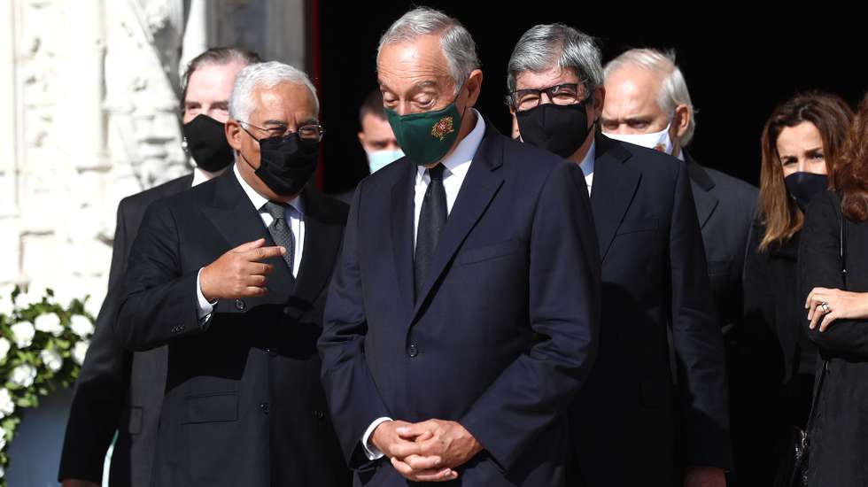 O Presidente da República, Marcelo Rebelo de Sousa (C), acompanhado pelo primeiro-ministro, António Costa (C-E), e pelo presidente da Assembleia da República, Eduardo Ferro Rodrigues (C-D), à saída da missa de corpo presente de Gonçalo Ribeiro Telles, na Igreja dos Jerónimos., em Lisboa, 12 de novembro de 2020. Arquitecto paisagista, político, professor universitário e um dos rostos mais reconhecidos do movimento monárquico, Gonçalo Ribeiro Telles morreu ontem em sua casa aos 98 anos. ANTÓNIO PEDRO SANTOS/LUSA