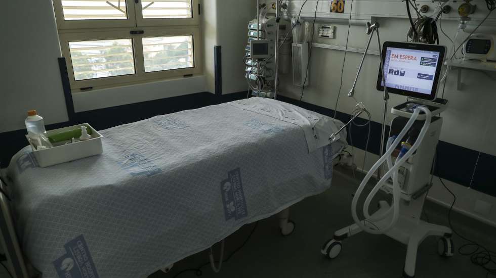 Uma cama livre na Unidade de Cuidados Intensivos covid-19 do Hospital Santa Maria, em Lisboa, 11 de fevereiro de 2021. O Hospital Santa Maria conta ao dia de hoje com 271 doentes internados com  64 destes doentes internados nos Cuidados Intensivos covid-19, o número máximo atingido até ao dia de hoje neste Hospital. (ACOMPANHA TEXTO DA LUSA DO DIA 14 DE FEVEREIRO DE 2021). MIGUEL A. LOPES/LUSA