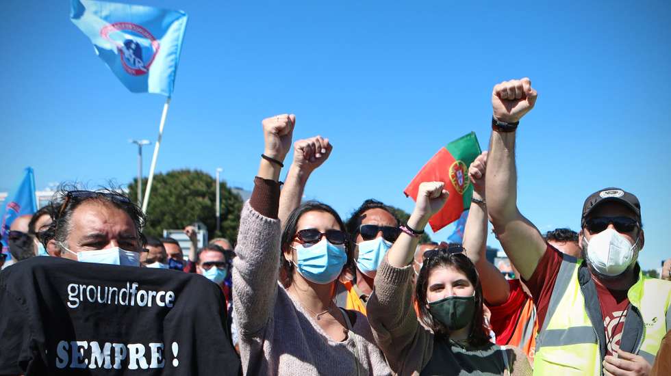 Trabalhadores da SPdH/Groundforce festejam a notícia do pagamento imediato dos seus ordenados, junto ao Aeroporto Humberto Delgado, em Lisboa, 18 de Março de 2021. O protesto convocado pela Comissão de Trabalhadores prende-se com o não pagamento de salários e os despedimentos anunciados. ANTÓNIO PEDRO SANTOS/LUSA