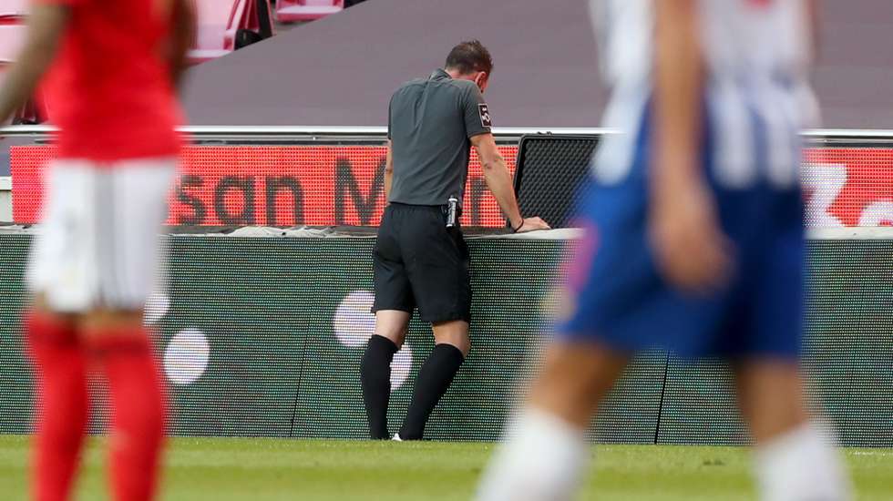Artur Soares Dias foi rever as imagens no lance do penálti sobre Diogo Gonçalves, considerando que foi o lateral a pisar o pé de Zaidu e não o contrário