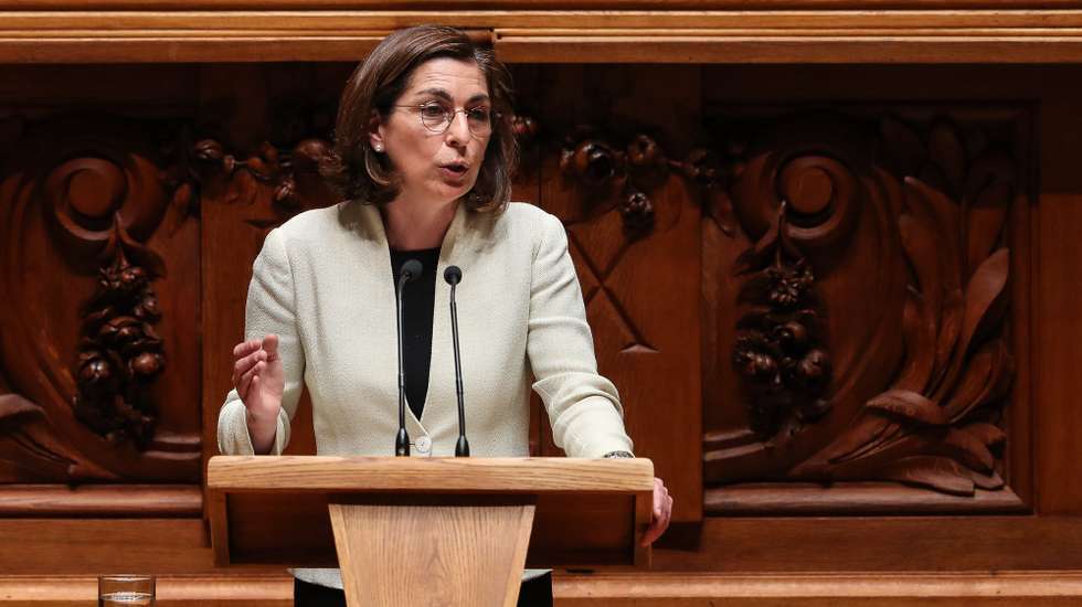A líder parlamentar do PS, Ana Catarina Mendes, intervém durante o debate parlamentar que tem como tema principal o teletrabalho, na Assembleia da República, em Lisboa, 5 de maio de 2021. MÁRIO CRUZ/LUSA