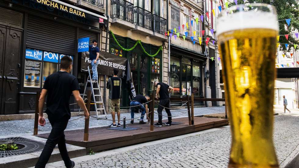 Ação de rua do setor de diversão noturna do Porto, promovida pela Associação de Bares e Discotecas da Movida do Porto (ABDM ), tem como objetivo demonstrar a total ausência de resposta às diversas solicitações feitas diretamente ao Governo para que as propostas para reabertura do setor de diversão noturna sejam ouvidas, Porto, 23 de julho de 2021. RUI FARINHA/LUSA