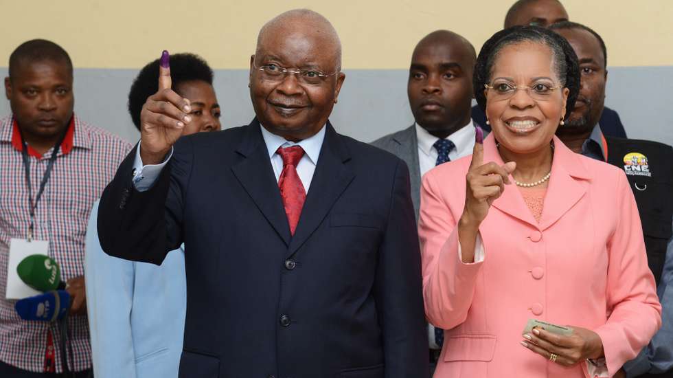 O ex-Presidente da República de Moçambique, Emílio Guebuza (D), e a sua mulher, Maria Da Luz Guebuza (D), exibem o dedo pintado depois de terem votado para as eleições autárquicas, em Maputo, Moçambique, 10 de outubro de 2018. Um total de 3.910.712 eleitores escolhem hoje os presidentes dos 53 conselhos autárquicos de Moçambique e respetivos membros das assembleias municipais, para as quintas eleições autárquicas na história do país. ANTÓNIO SILVA/LUSA