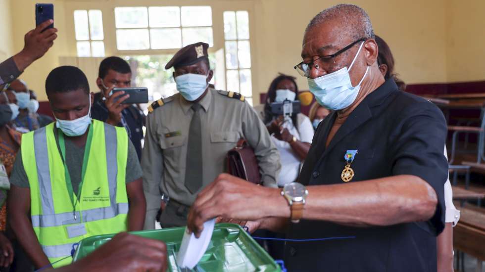 O Presidente da República de São Tomé e Príncipe, Evaristo Carvalho deposita o seu voto na urna, durante a votação na segunda volta das eleições presidenciais em São Tomé e Príncipe. São Tomé, 05 de setembro de 2021. Os candidatos Carlos Vila Nova e Guilherme Posser da Costa disputam hoje o cargo para a Presidência da República de São Tomé e Príncipe. Carlos Vila Nova (apoiado pelo partido Ação Democrática Independente, oposição) venceu a primeira volta das eleições presidenciais, realizada em 18 de julho, com 43,3% dos votos, enquanto Guilherme Posser da Costa (do Movimento de Libertação de São Tomé e Príncipe - Partido Social Democrata, no poder) teve 20,7%. NUNO VEIGA / LUSA