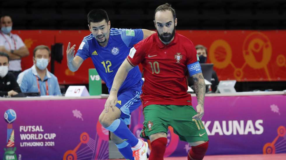 epa09498034 Portugal's Ricardinho (R) and Kazakhstan's Tursagulov (L) in action during the FIFA Futsal World Cup Lithuania 2021 semi final match between Portugal and Kazakhstan in Kaunas, Lithuania, 30 September 2021.  EPA/TOMS KALNINS