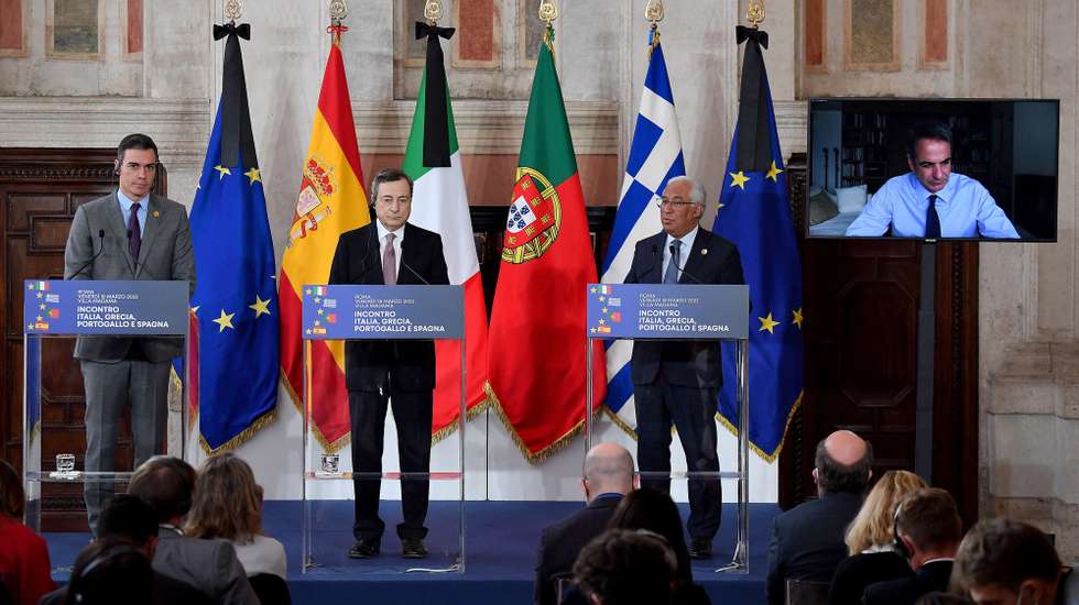 epa09833604 Spanish Prime Minister Pedro Sanchez (L), Italian Prime Minister Mario Draghi (C),  Portuguese Prime Minister Antonio Costa (R), with Greek Prime Minister Kyriakos Mitsotakis (on screen), during a press conference after their meeting at Villa Madama in Rome, Italy, 18 March 2022.  EPA/ETTORE FERRARI