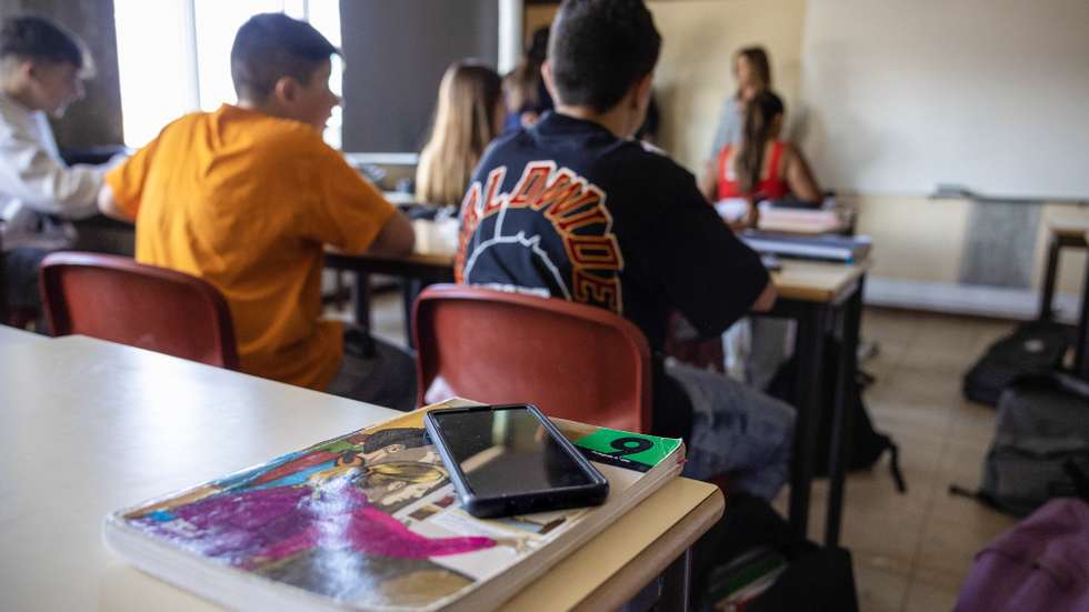 Alunos numa sala de aula da escola EB 23 Lourosa que proíbe os telemóveis, a propósito de uma petição que está a correr para que isso seja a regra em todas as escolas, Santa Maria da Feira, 23 de maio de 2023. (ACOMPANHA TEXTO DE 27 DE MAIO DE 2023) JOSÉ COELHO/LUSA