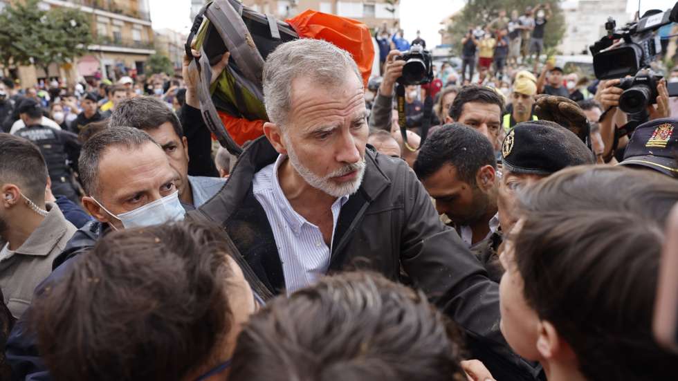 epa11699261 Spain's King Felipe (C) tries to calm down angry citizens as he visits Paiporta, eastern Spain, 03 November 2024. A crowd of angry citizens tossed mud and shouted insults at Spainâ€™s King Felipe VI, Queen Letizia, and government officials when they paid their first visit to Paiporta following the recent floods in Valencia and neighboring provinces.  EPA/ANA ESCOBAR
