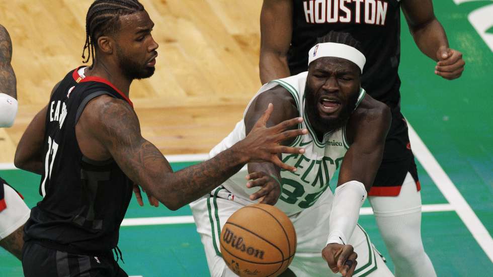 epa11857367 Boston Celtics center Neemias Queta (R) makes a pass around Houston Rockets forward Tari Eason during the first half of an NBA game in Boston, Massachusetts, USA, 27 January 2025.  EPA/CJ GUNTHER SHUTTERSTOCK OUT