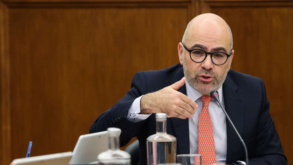 O ministro das Infraestruturas e Habitação, Miguel Pinto Luz, intervém perante a Comissão de Economia, Obras Públicas e Habitação, na Assembleia da República, em Lisboa, 12 de fevereiro de 2025. TIAGO PETINGA/LUSA