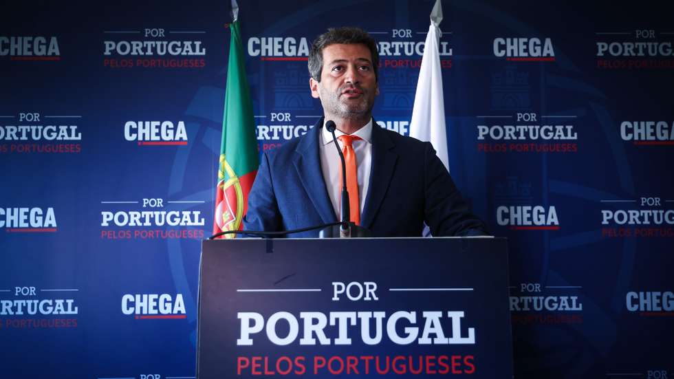 O presidente do partido Chega, André Ventura, usa da palavra durante uma conferência de imprensa sobre o inquérito do Ministério Público e sobre a revisão constitucional, em Lisboa, 23 de maio de 2025. RODRIGO ANTUNES/LUSA