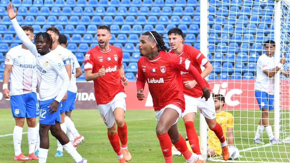O jogador do Santa Clara, Matheus Nunes (C), festeja o golo durante o jogo da Primeira Liga de Futebol contra o Alverca, realizado no Estádio de São Miguel, em Ponta Delgada, ilha de São Miguel, Açores, 20 de setembro de 2025. EDUARDO COSTA/LUSA