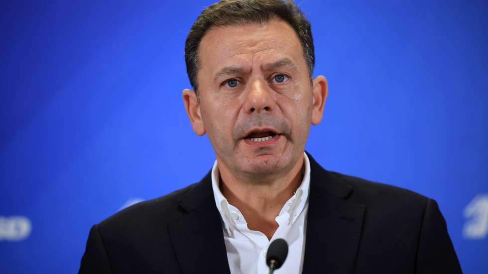 epa12449542 Portuguese Prime Minister and President of the Social Democratic Party (PSD), Luís Montenegro, speaks on local election night at his party's headquarters in Porto, Portugal, 13 October 2025. More than 9.3 million elegible voters can vote in the local elections in Portugal on 12 October 2025.  EPA/ESTELA SILVA