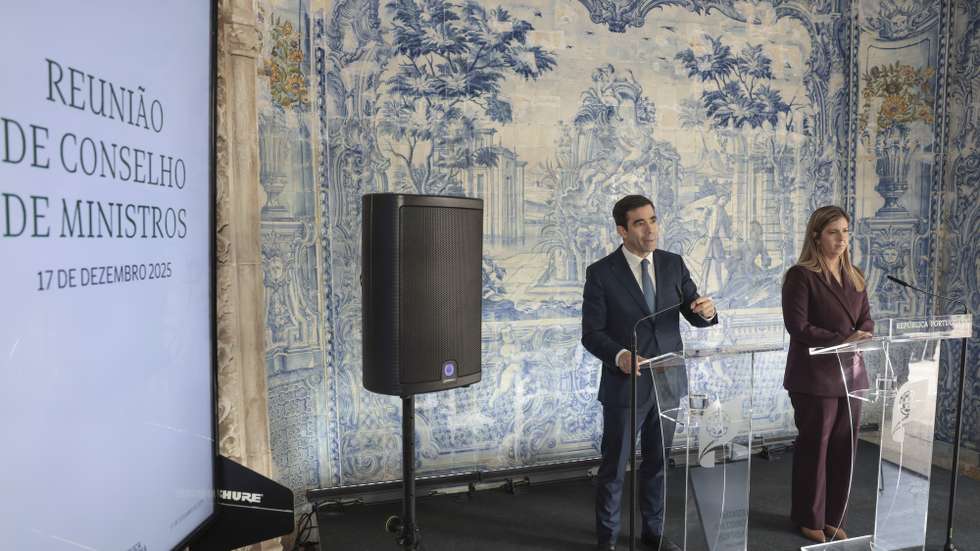 O ministro da Presidência, António Leitão Amaro (E), e a ministra da Cultura, Juventude e Desporto, Margarida Bolseiro Lopes (D), na conferência de imprensa no final do Conselho de Ministros, no Palácio Vila, em Sintra, 17 de dezembro de 2025. MANUEL DE ALMEIDA/LUSA