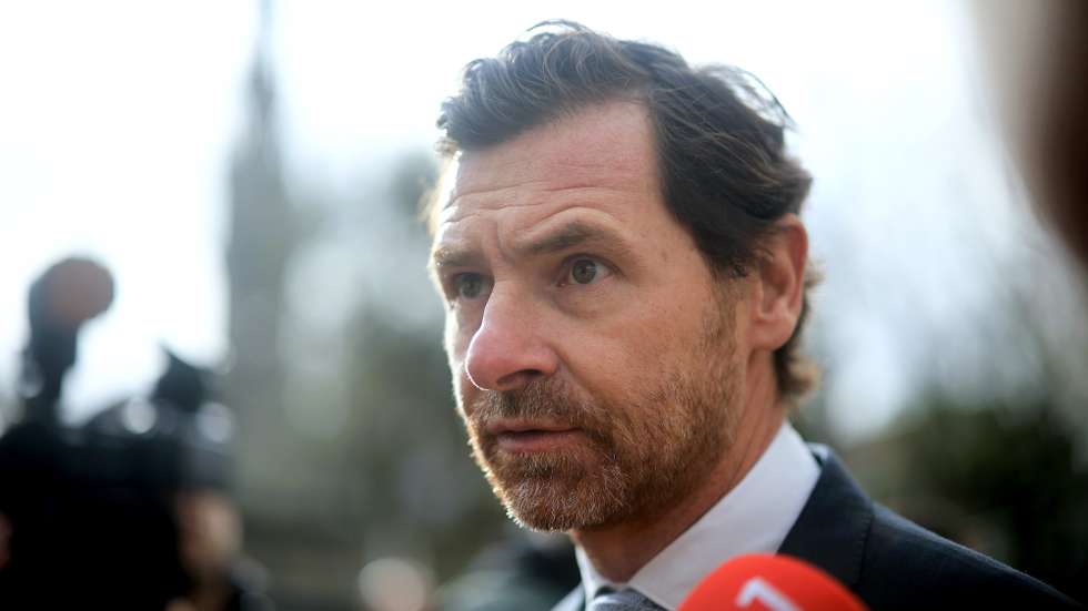 O presidente do Futebol Clube do Porto, André Villas-Boas, fala com a comunicação social à margem da cerimónia para assinalar a data dos 120 anos da Livraria Lello no Porto, 13 de janeiro de 2026. ESTELA SILVA/LUSA