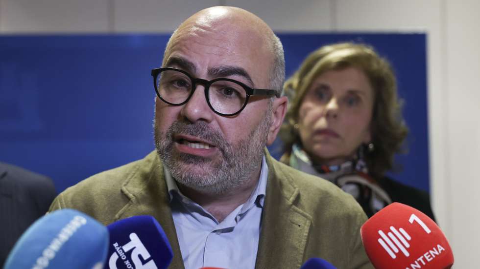 O ministro das Infraestruturas e Habitação, Miguel Pinto Luz, fala aos jornalistas  após uma reunião no âmbito do trabalho de acompanhamento e monitorização dos efeitos da tempestade com diversas entidades, em Lisboa, 9 de fevereiro de 2026. ANTÓNIO COTRIM/LUSA