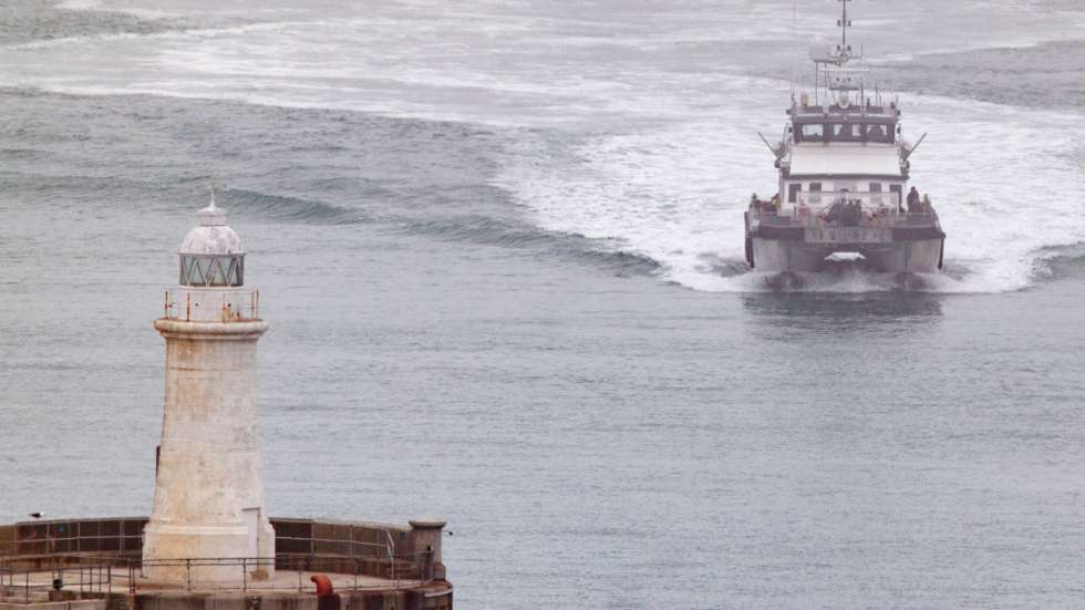 epa12242766 A group of people believed to be migrants is brought to Dover Marina from a UK Border Force vessel following small boat incidents in the English Channel in Dover, Kent, Britain, 17 July 2025. The British and French governments recently agreed to a deal that allows undocumented migrants arriving in the UK via small boats to be returned to France under a ‘one in, one out’ scheme intended to reduce migrant crossings of the Channel.  EPA/TOLGA AKMEN