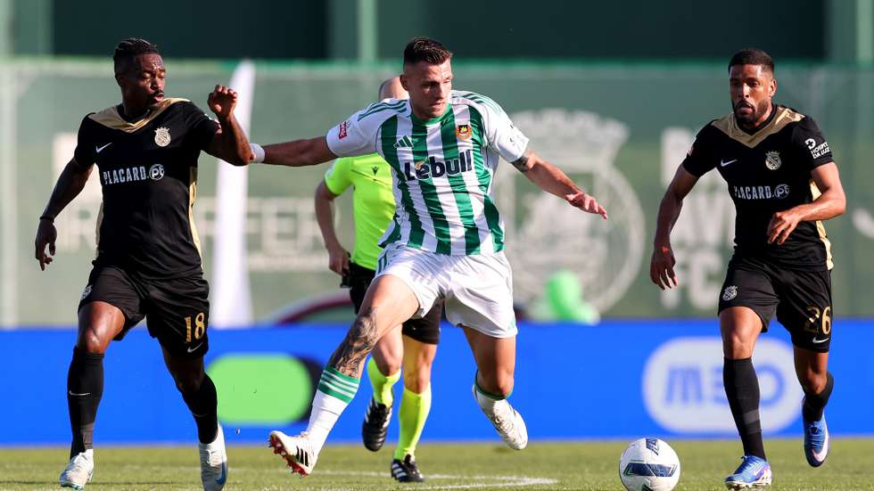 O jogador do Rio Ave, Andreas Ntoi (C), em ação contra os jogadores do Alverca, Lincoln e Rhaldney (D), durante o jogo da I Liga de futebol, realizado no estádio do Rio Ave, em Vila do Conde, 04 de abril de 2026. ESTELA SILVA/LUSA